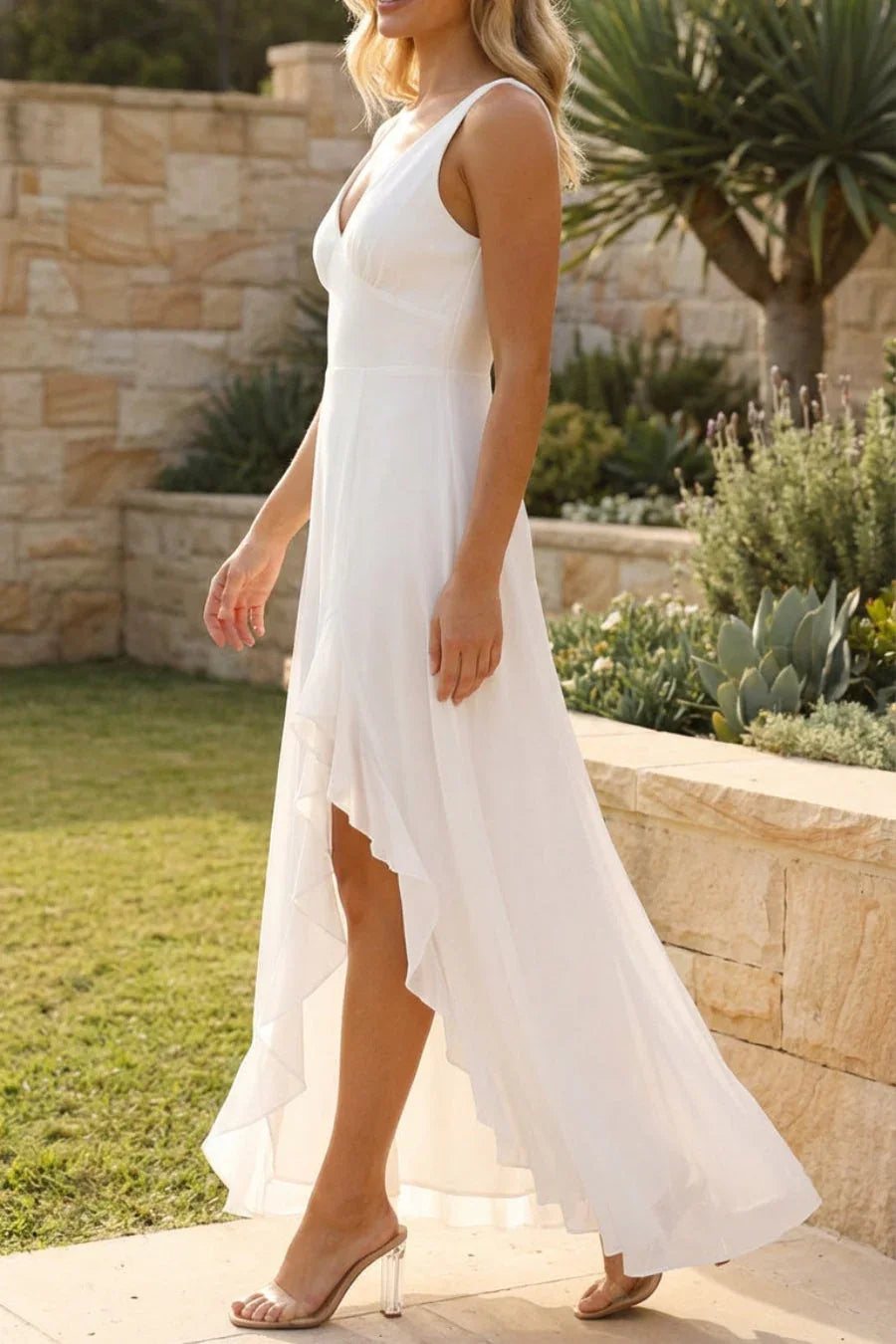 Robe longue femme fendue sans manches, en tissu léger avec un design fluide et une fente élégante sur le côté.