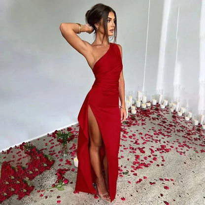Robe longue fendue une épaule en satin, dessinée avec une coupe fluide et élégante, parfaite pour les occasions spéciales.