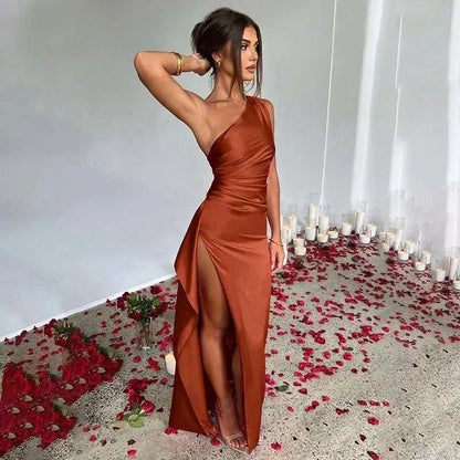 Robe longue marron fendue avec une épaule, fabriquée en satin, au design élégant et fluide pour une silhouette gracieuse.