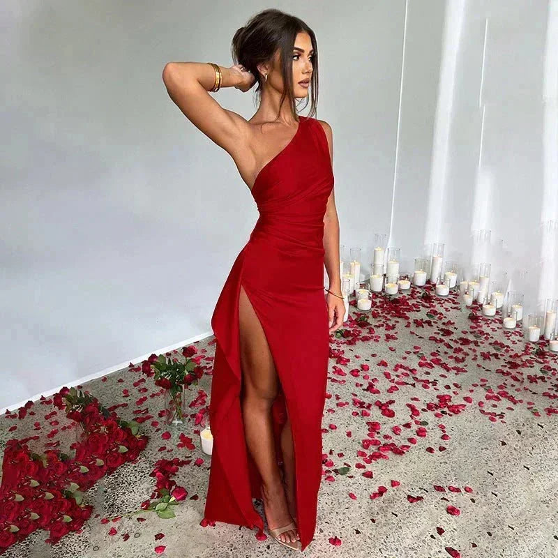 Robe longue rouge fendue, une épaule, en satin lisse, idéale pour une soirée élégante ou un événement spécial.