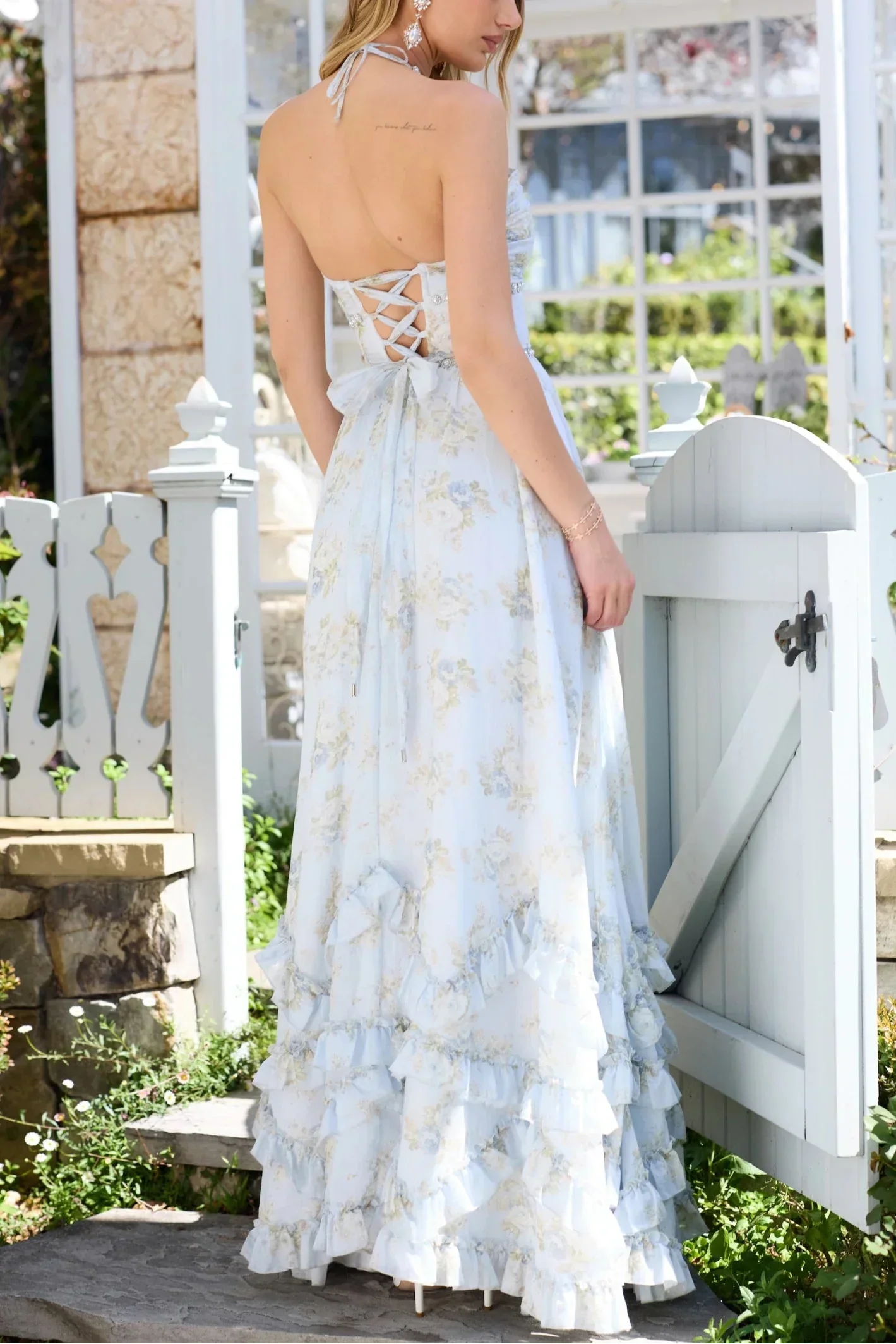 Robe longue fleurie pour femme, en tissu léger, avec fente élégante et manches courtes pour un look estival décontracté.