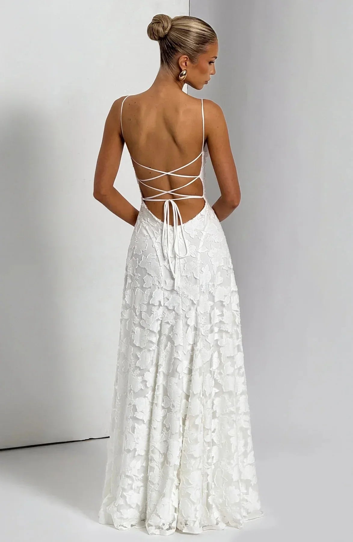 Robe longue sans manches avec motif floral, en coton léger, parfaite pour les journées d'été.