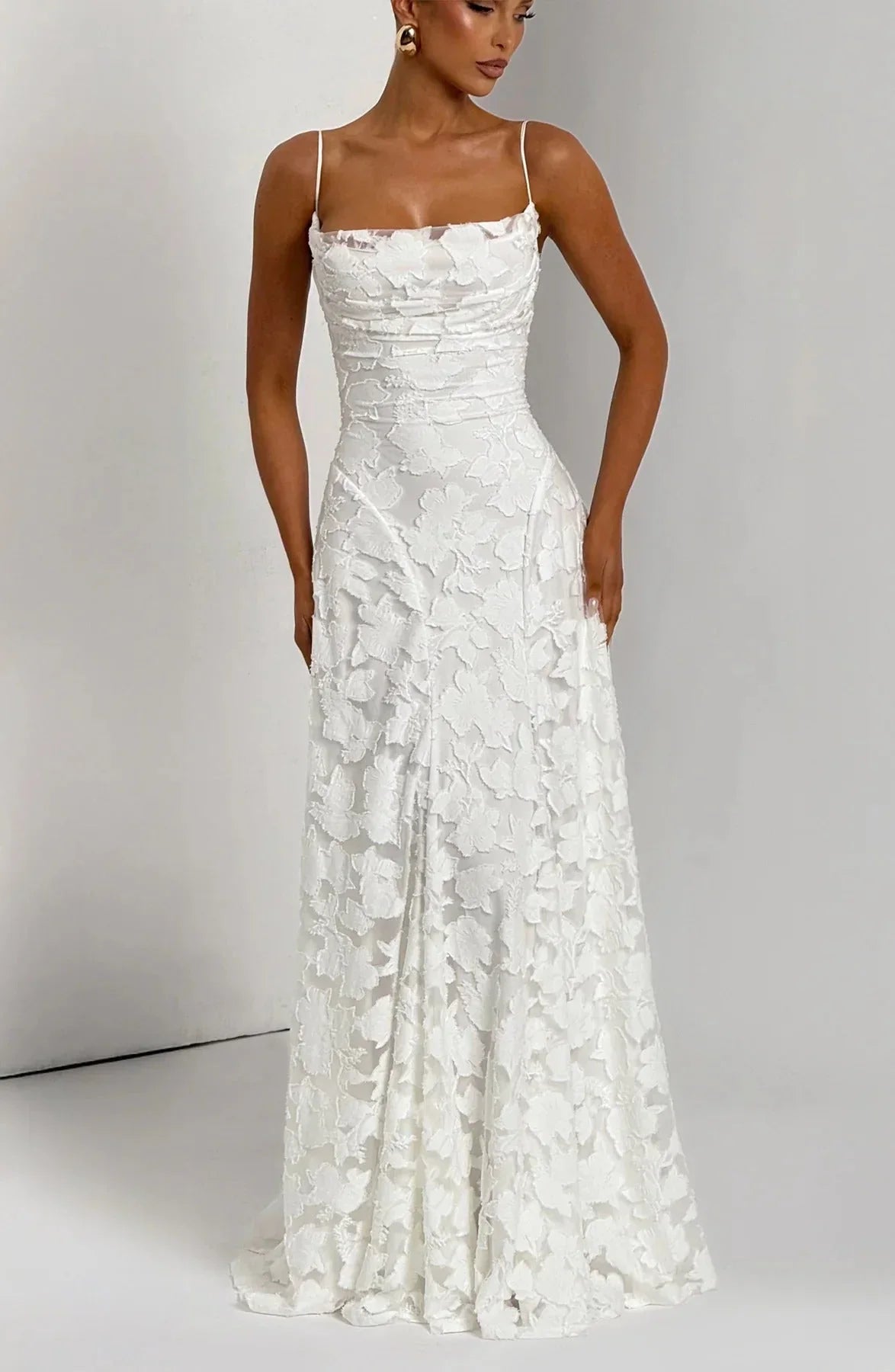 Robe longue blanche en tissu léger, sans manches, à motifs floraux colorés, idéale pour un look estival.