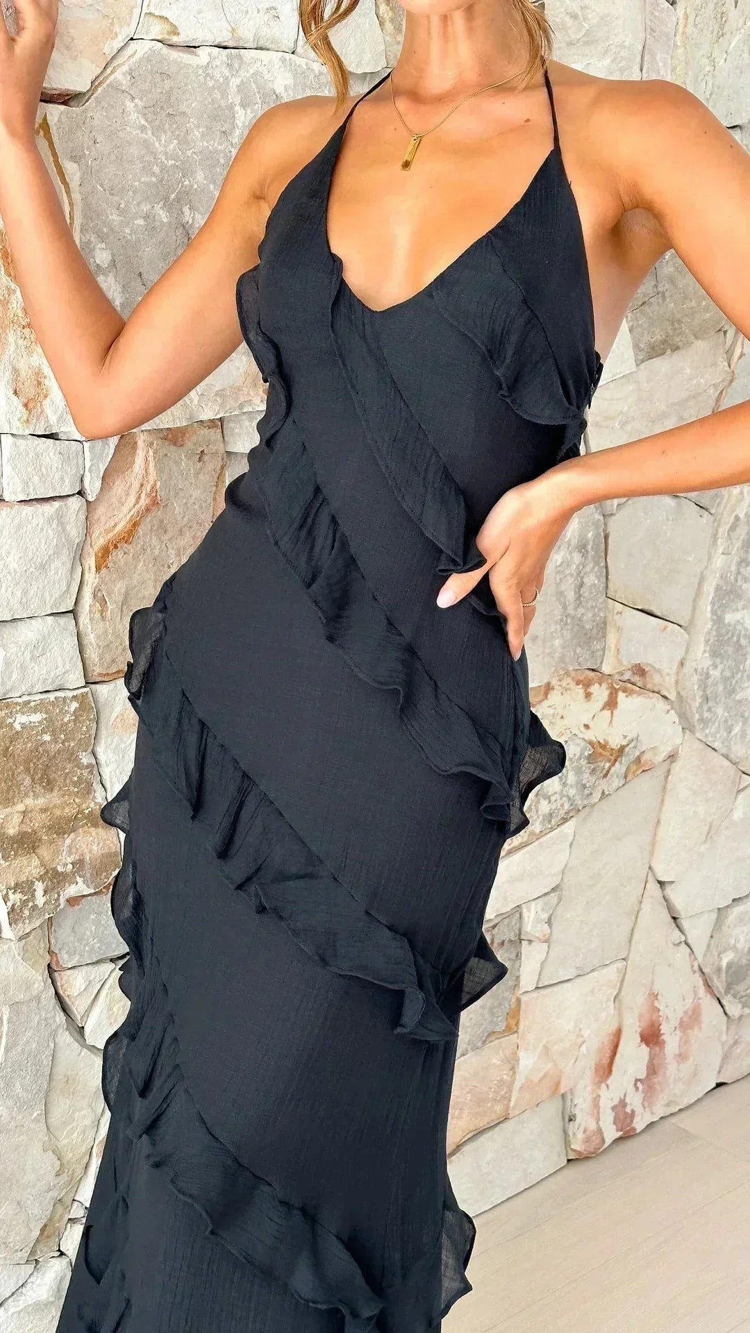 Robe longue fluide pour femme, tissu léger, volants au bas, col en V, parfaite pour les journées en été.