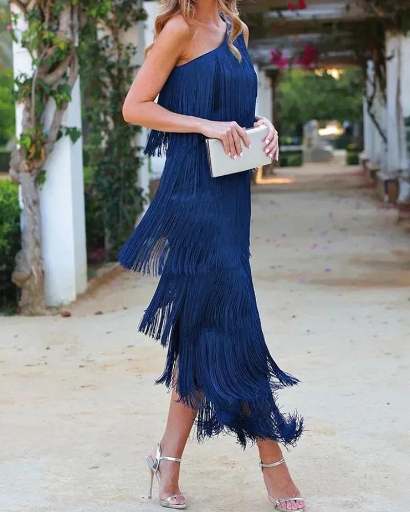 Robe longue femme à franges avec encolure asymétrique, conçue en tissu léger pour un look élégant et moderne.