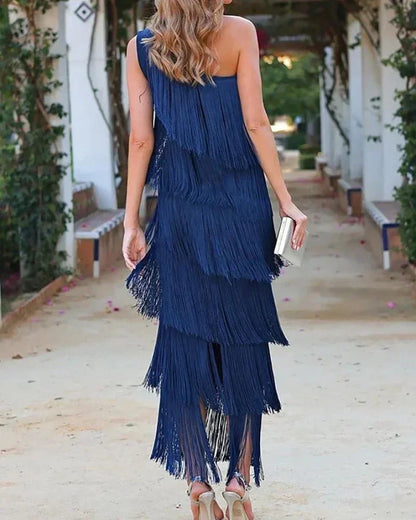 Robe longue femme à franges, encolure asymétrique, en tissu léger et fluide, idéale pour une tenue estivale.
