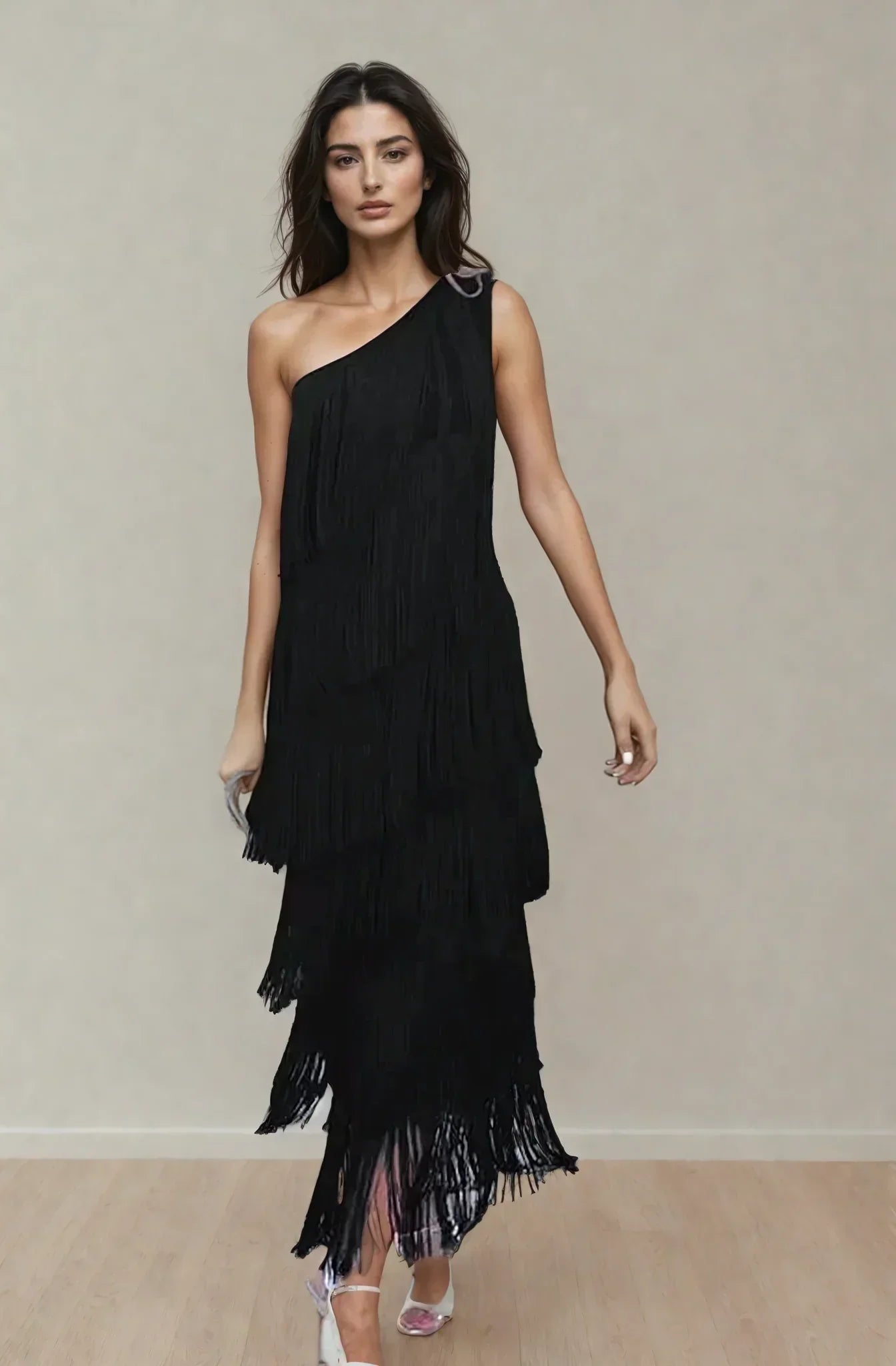 Robe longue femme à franges avec encolure asymétrique, en tissu léger et fluide, idéale pour les événements d'été.