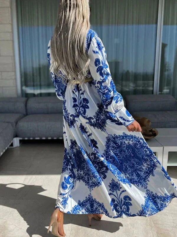 Robe longue femme en tissu léger, imprimée, avec fente haute et col en V pour une silhouette élégante et aérée.