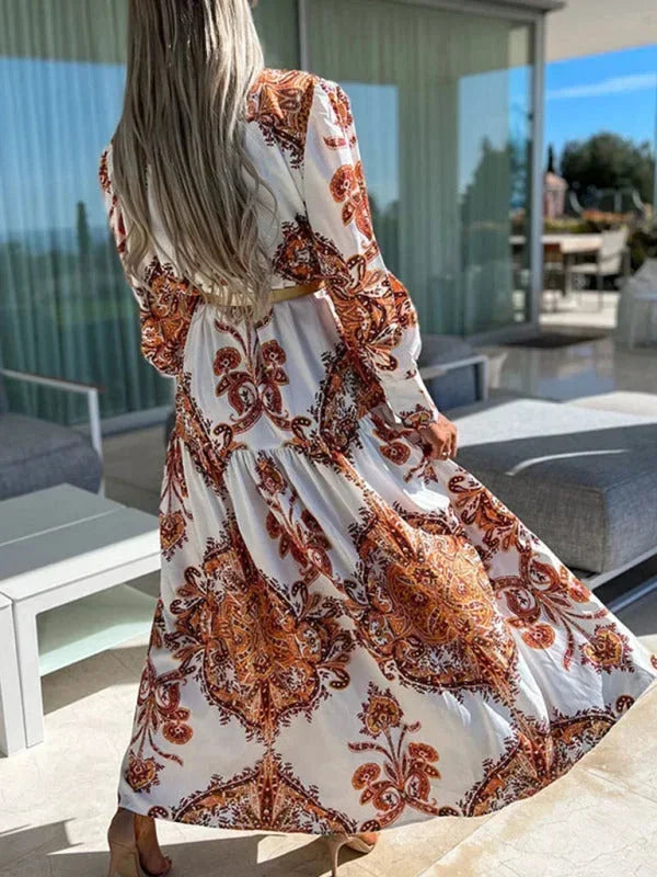 Robe longue femme en tissu léger, imprimée avec fente haute et col V pour un style élégant et décontracté.