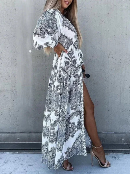 Robe longue femme à imprimé floral, fente haute et col V, confectionnée en tissu léger et fluide pour un confort optimal.