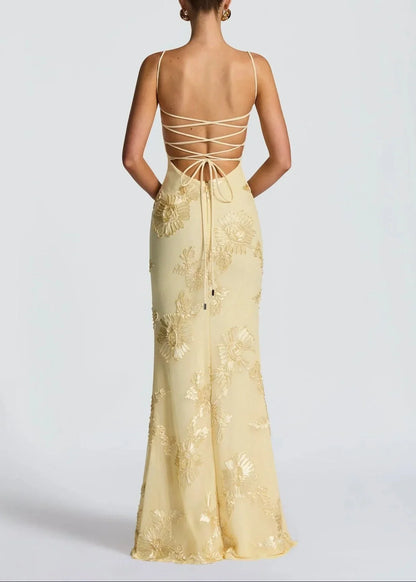 Robe longue femme en coton jaune avec broderie florale délicate sur le devant et des manches légères.