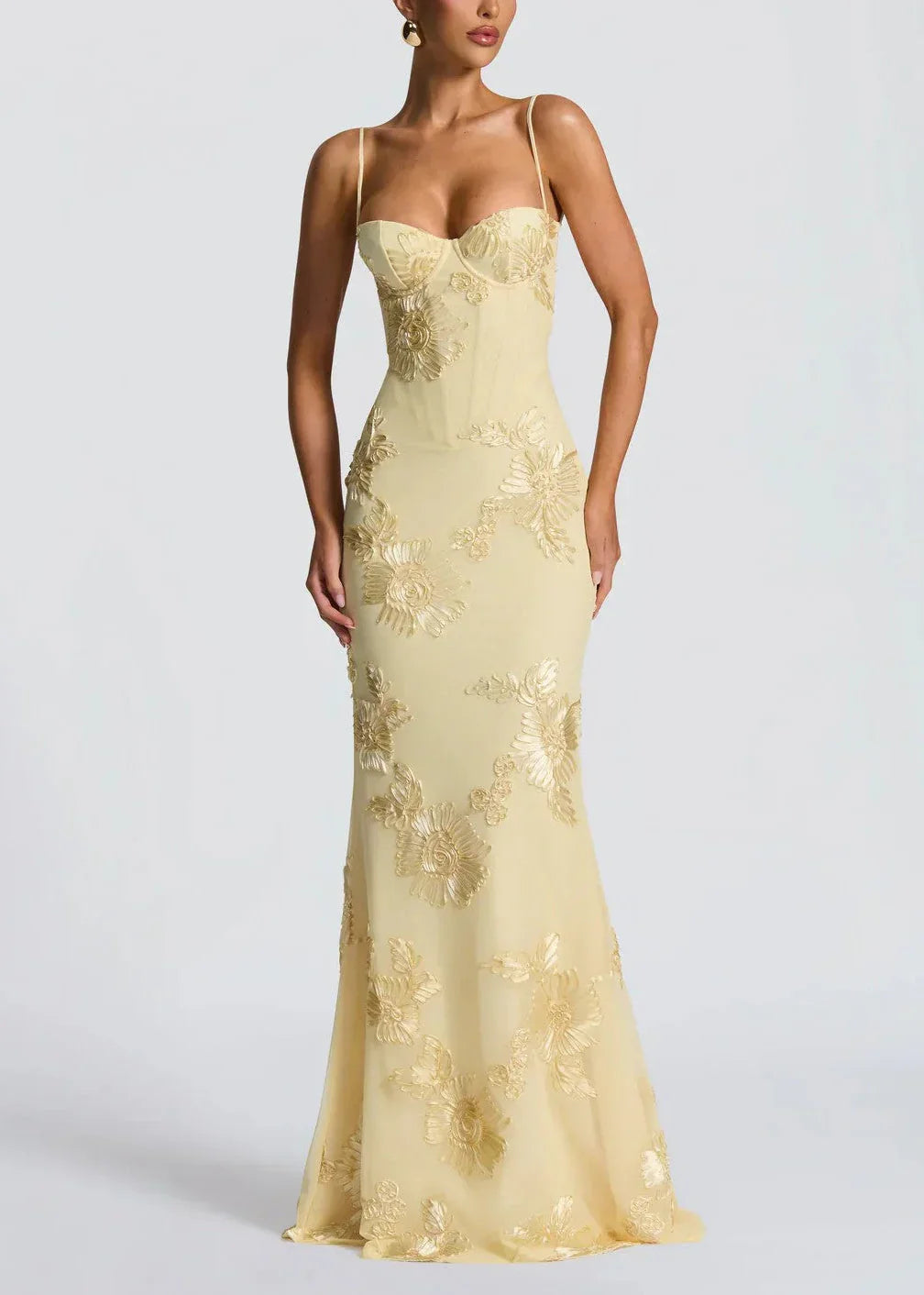Robe longue femme jaune avec broderie florale délicate, en tissu léger et fluide, idéale pour les journées ensoleillées.
