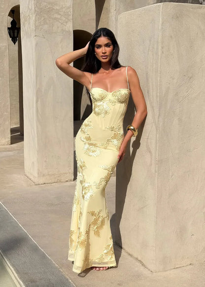 Robe longue jaune pour femme avec broderie florale délicate, en coton léger pour une touche estivale et élégante.