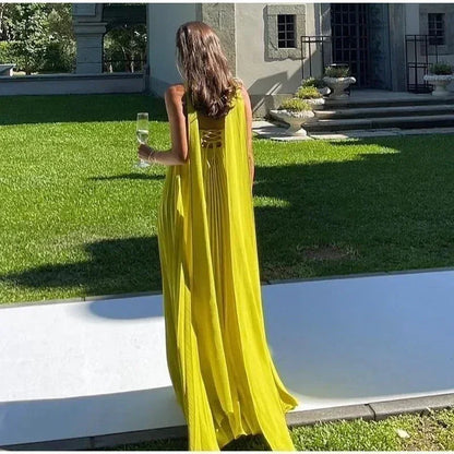 Robe longue femme jaune plissée en chiffon léger, avec un décolleté en V et des bretelles ajustables.