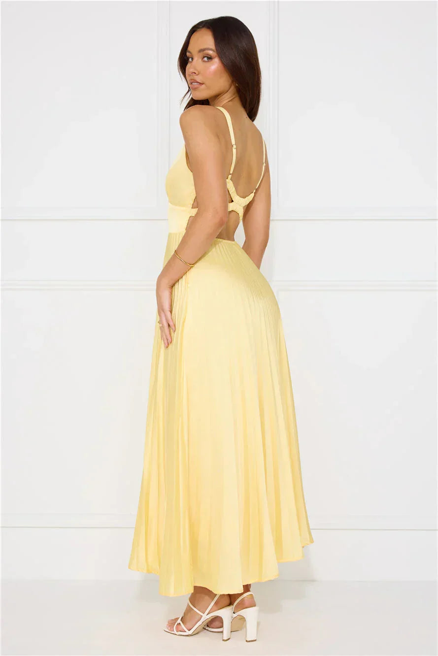 Robe longue femme en polyester jaune plissé, avec manches courtes et taille cintrée pour un style élégant et confortable.