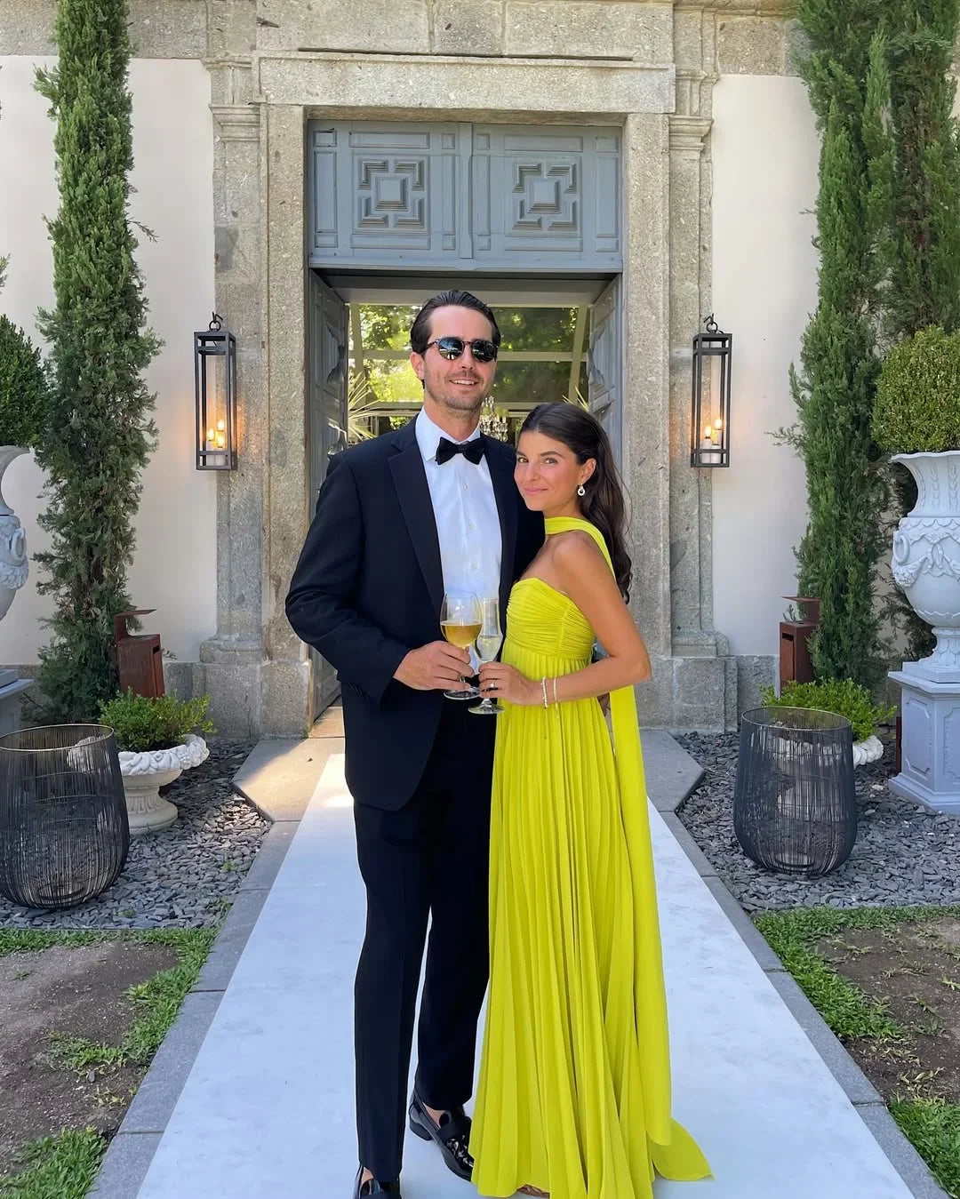 Robe longue jaune plissée pour femme, en polyester léger, avec un décolleté en V et taille marquée pour un look élégant.