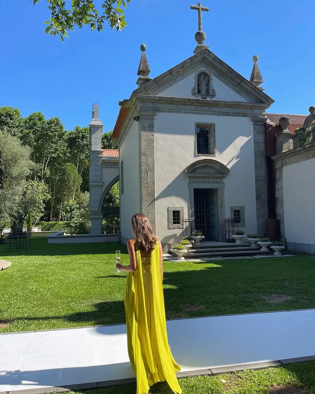Robe longue femme jaune plissée en polyester, avec des manches courtes et un design fluide, idéale pour les journées…