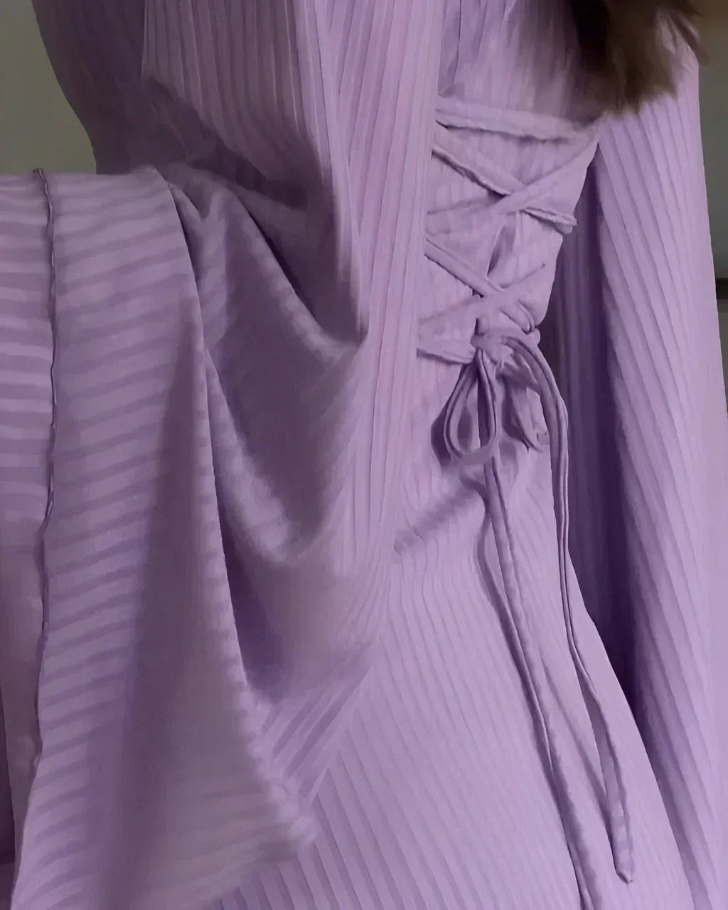 Robe longue lilas en tissu léger, col carré, manches longues, avec une coupe fluide idéale pour les occasions décontractées.