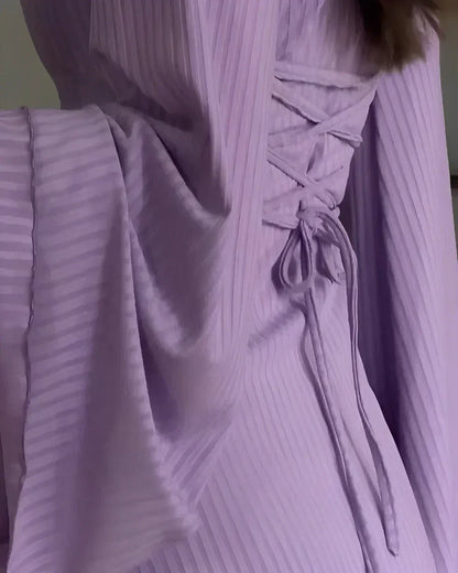 Robe longue lilas en tissu léger, col carré, manches longues, avec une coupe fluide idéale pour les occasions décontractées.