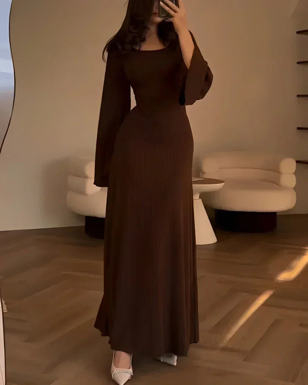 Robe longue lilas pour femme en tissu doux, col carré, manches longues, style fluide et élégant pour un confort optimal.