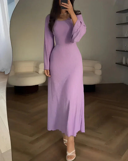 Robe longue lilas pour femme, col carré, manches longues, en tissu léger, parfaite pour les occasions estivales.