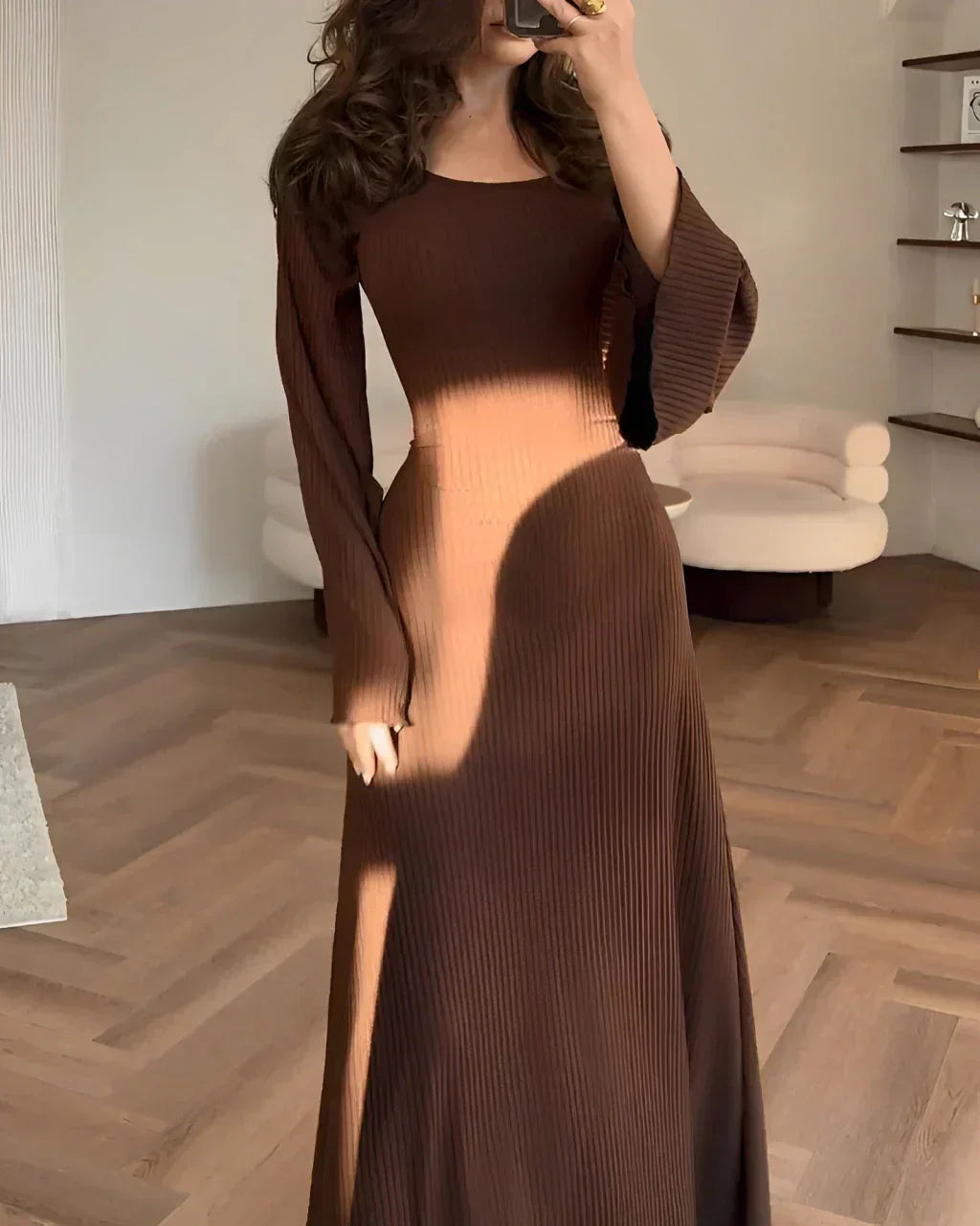 Robe longue lilas en polyester, col carré et manches longues, idéale pour un look élégant et décontracté.