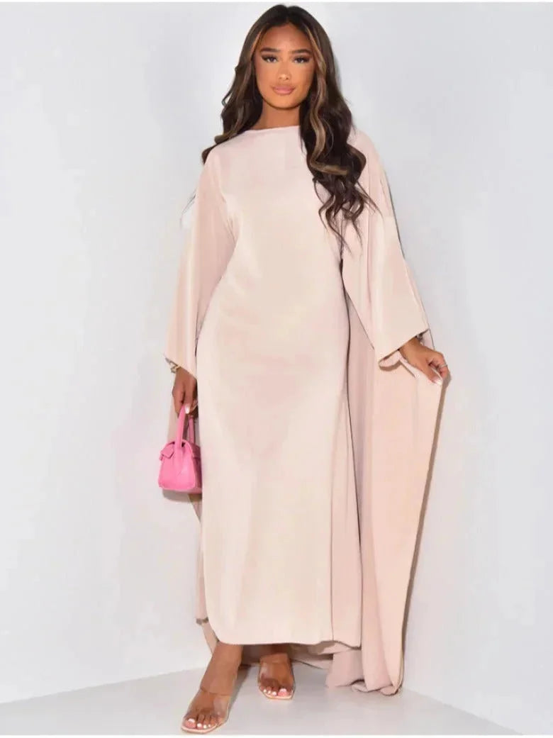 Robe longue noire pour femme, manches longues, drapée et fluide, en tissu doux.