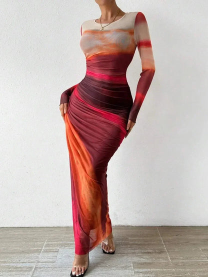 Robe longue femme rouge à manches longues, en tissu léger, avec un motif unique et une coupe fluide pour un confort assuré.
