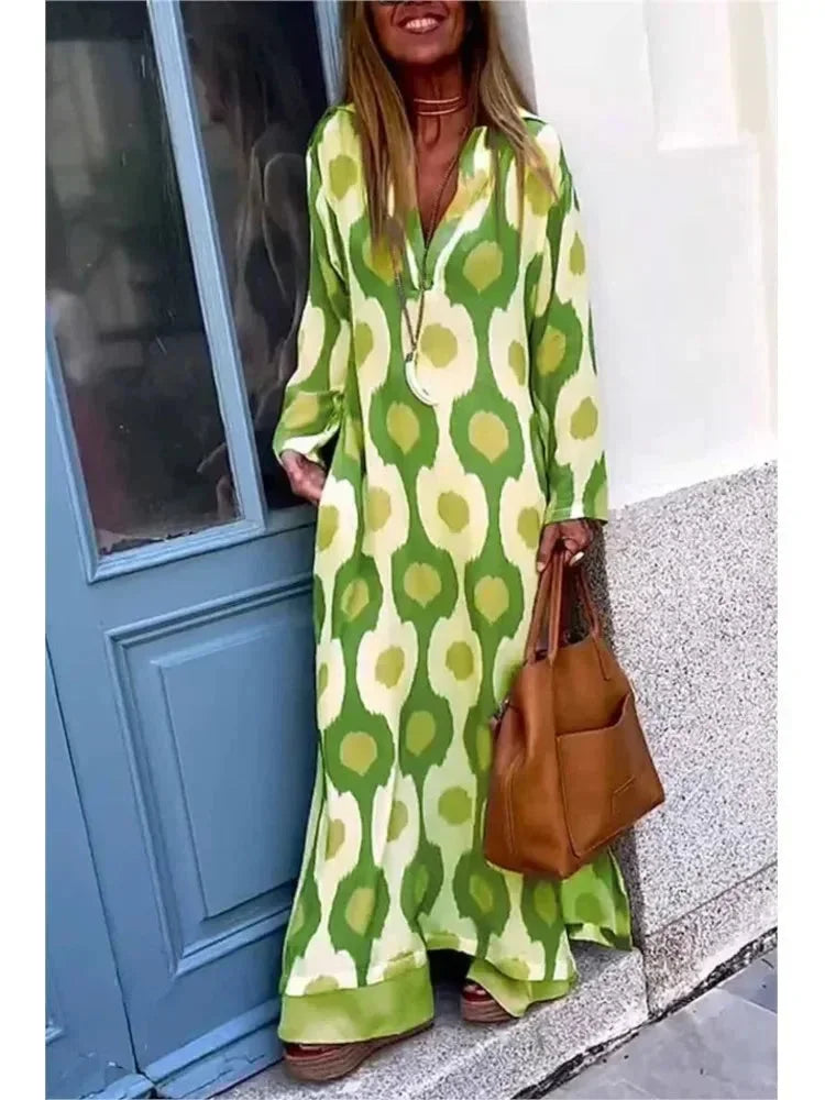 Robe longue verte à manches longues, col V, en tissu fluide avec imprimé floral, idéale pour les occasions décontractées.