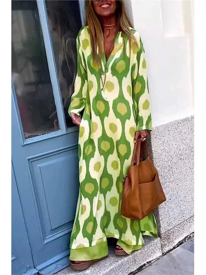 Robe longue verte à manches longues, col V, en tissu fluide avec imprimé floral, idéale pour les occasions décontractées.