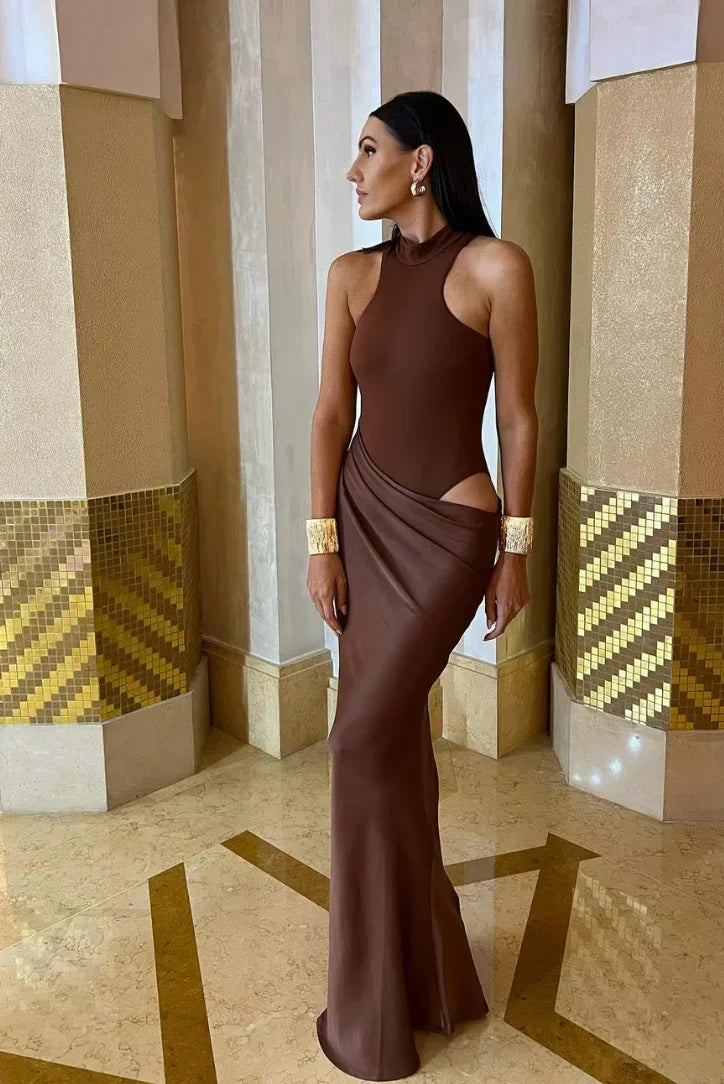 Robe longue femme marron en tissu léger avec découpes élégantes, parfaite pour les occasions estivales.