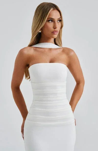 Robe longue femme moulante en jersey stretch, avec un décolleté en V et des bretelles fines, idéale pour un look élégant.
