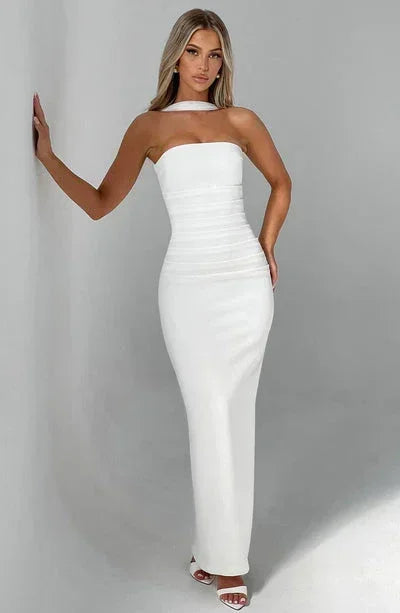 Robe longue moulante femme en blanc, en tissu stretch, avec décolleté en V et taille cintrée pour un ajustement flatteur.