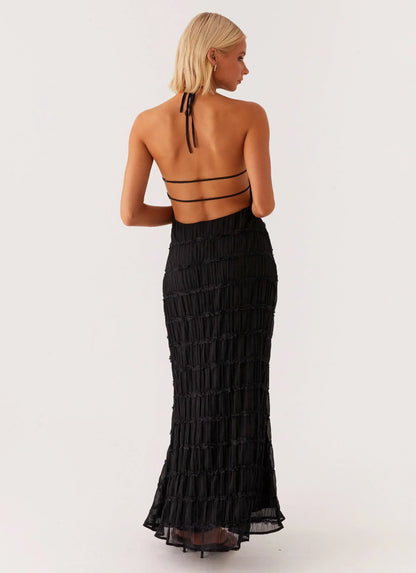 Robe longue noire à bretelles, en tissu léger, avec un décolleté subtil et une coupe fluide pour un look élégant.