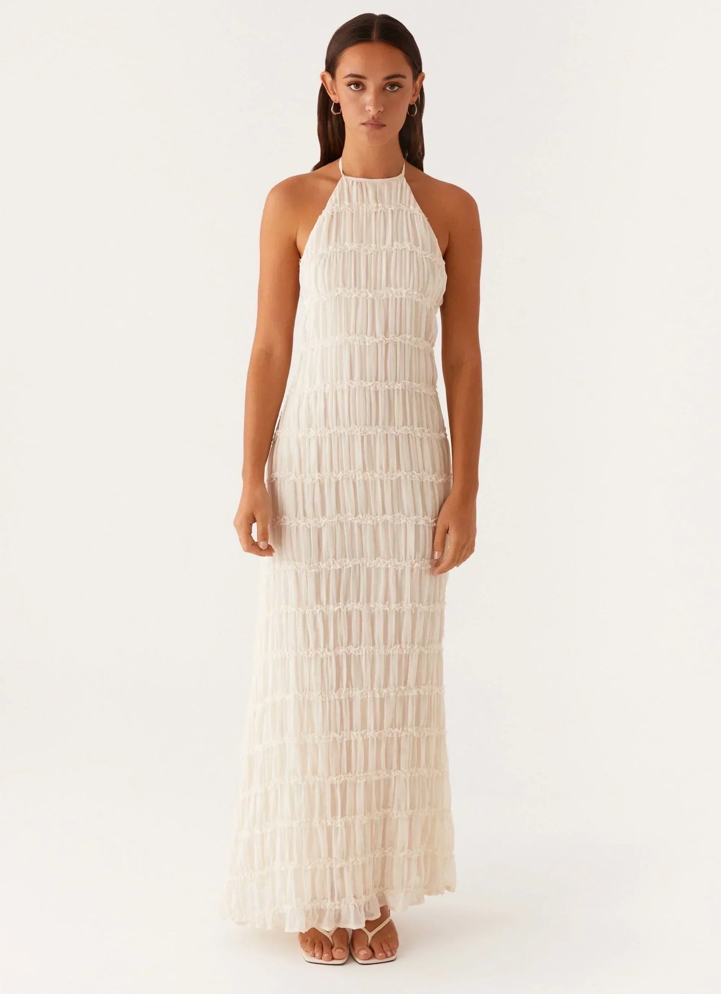 Robe longue noire à bretelles en coton, avec un design fluide et une coupe élégante, parfaite pour une soirée d'été.