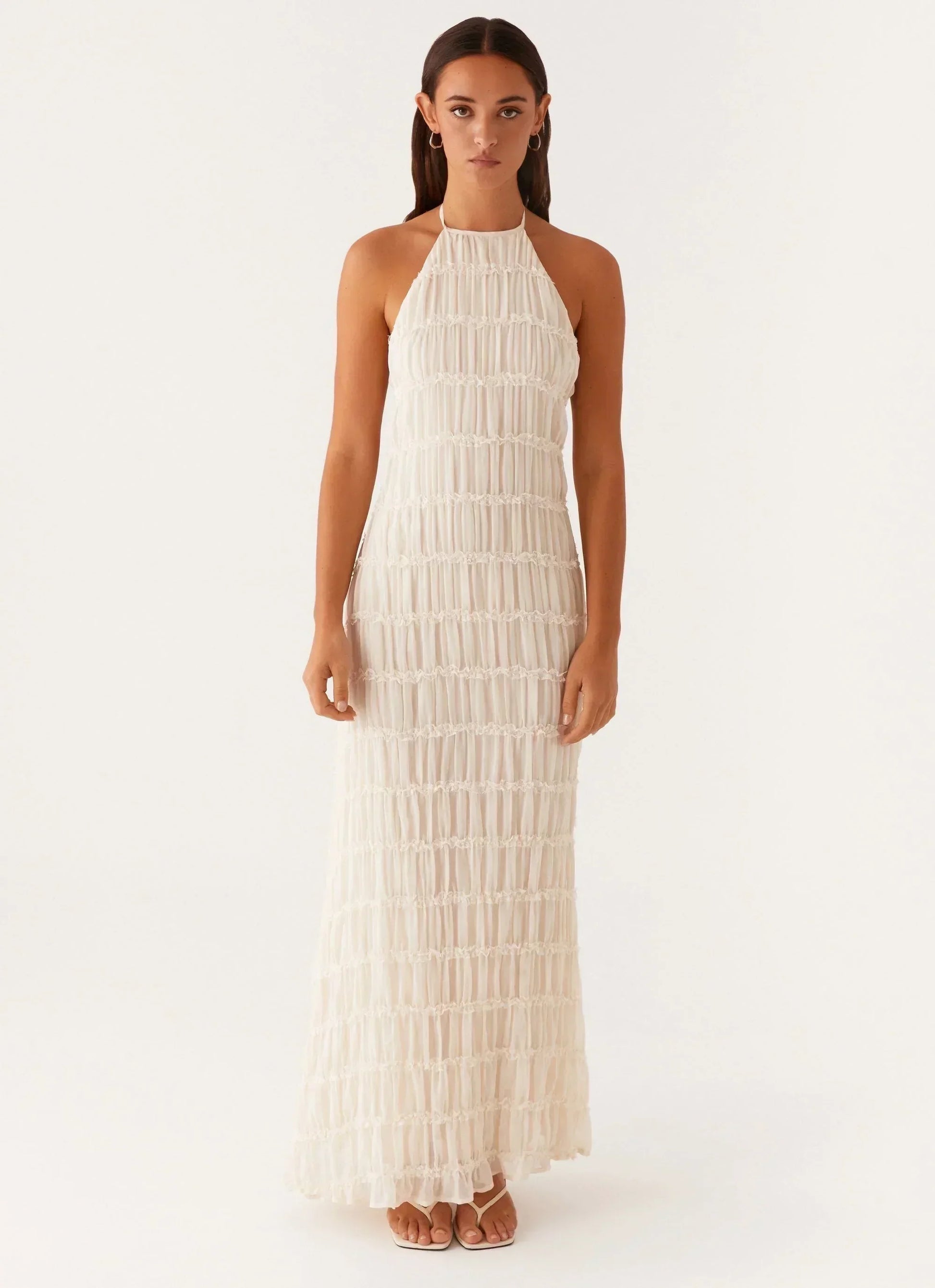 Robe longue noire à bretelles en coton, avec un design fluide et une coupe élégante, parfaite pour une soirée d'été.