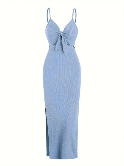 Robe longue noire à bretelles en tissu léger, offrant une coupe fluide et un style élégant pour toutes occasions.