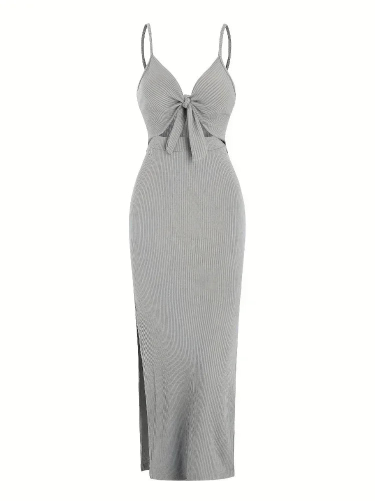 Robe longue noire à bretelles en gris, en tissu léger avec un design fluide et une coupe élégante.