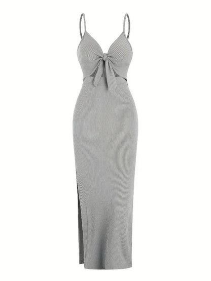 Robe longue noire à bretelles en gris, en tissu léger avec un design fluide et une coupe élégante.