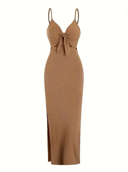 Robe longue kaki à bretelles, en tissu léger, avec un design fluide et une coupe élégante pour une silhouette délicate.