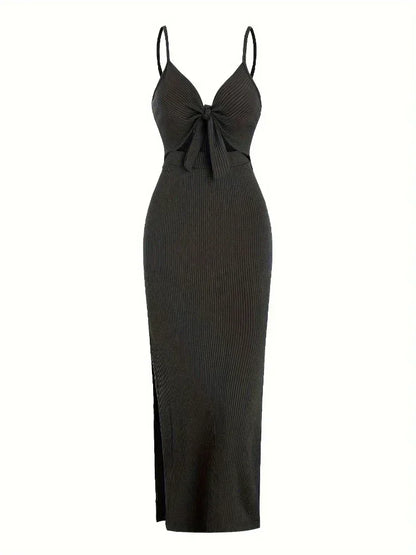 Robe longue noire à bretelles, en polyester doux, avec un design fluide et une coupe élégante pour un look décontracté.