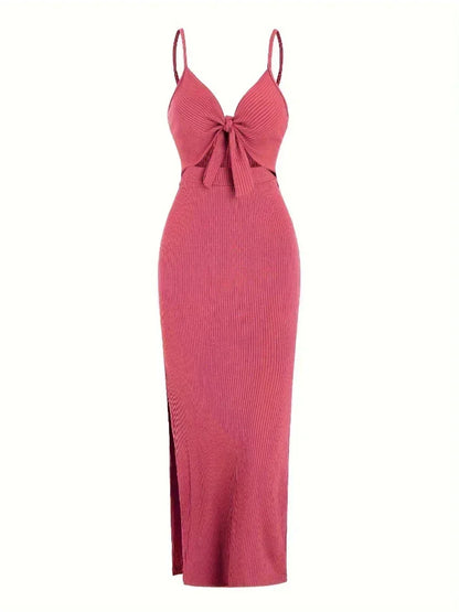 Robe longue noire à bretelles en tissu léger, avec un design fluide et élégant, idéale pour les journées d'été.