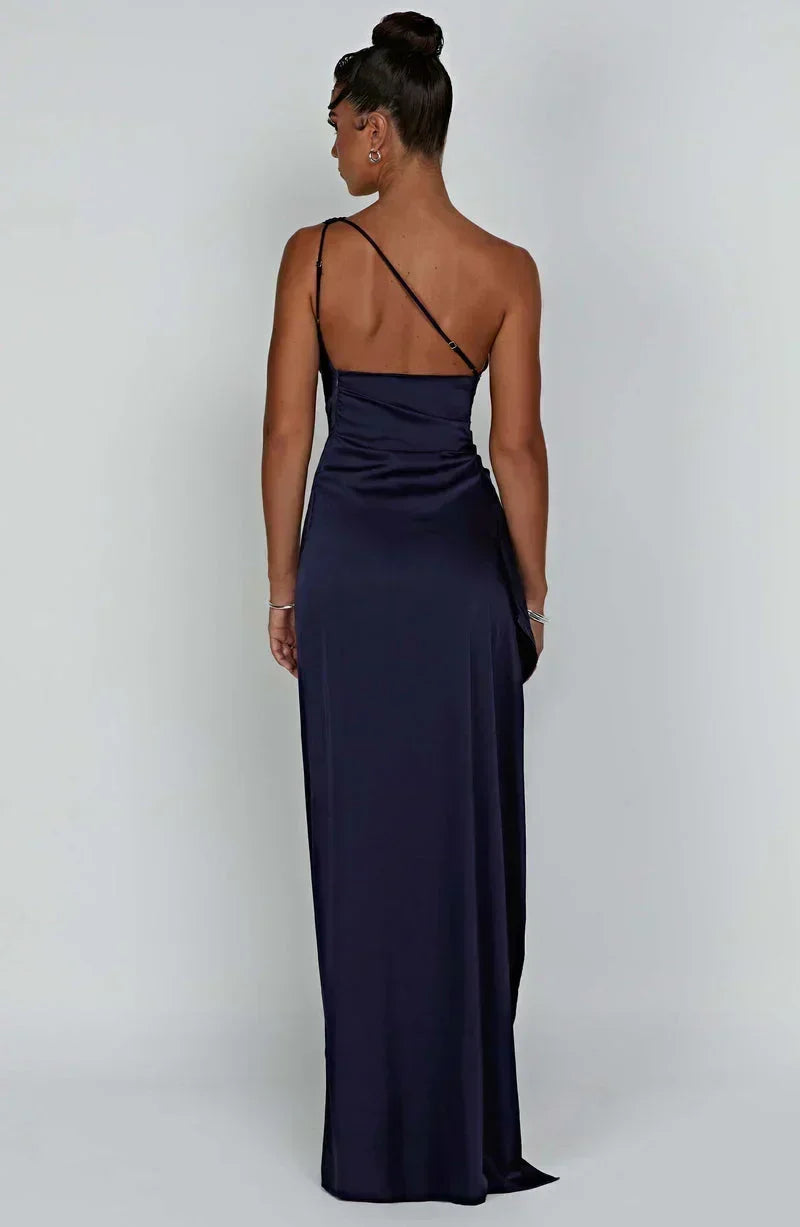Robe longue asymétrique noire en textile léger, avec un décolleté élégant et des manches flottantes pour un style…