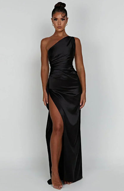 Robe longue noire asymétrique en tissu léger avec un décolleté élégant et une coupe fluide pour un look moderne.
