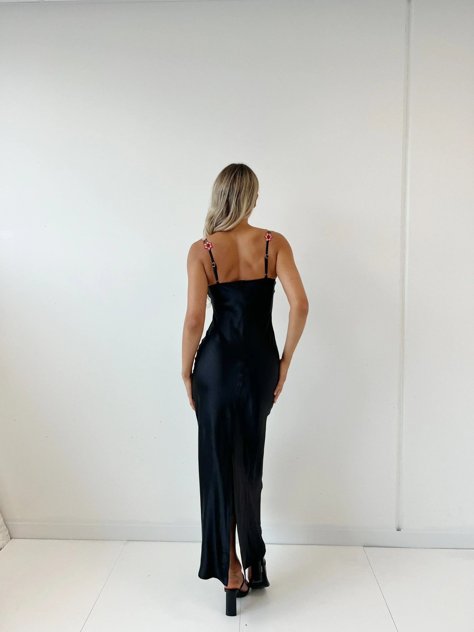 Robe longue femme noire avec broderies florales délicates et tissu léger pour un look élégant et fluide.