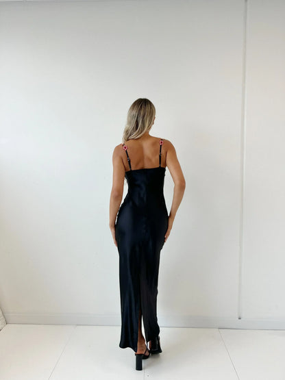 Robe longue femme noire avec broderies florales délicates et tissu léger pour un look élégant et fluide.