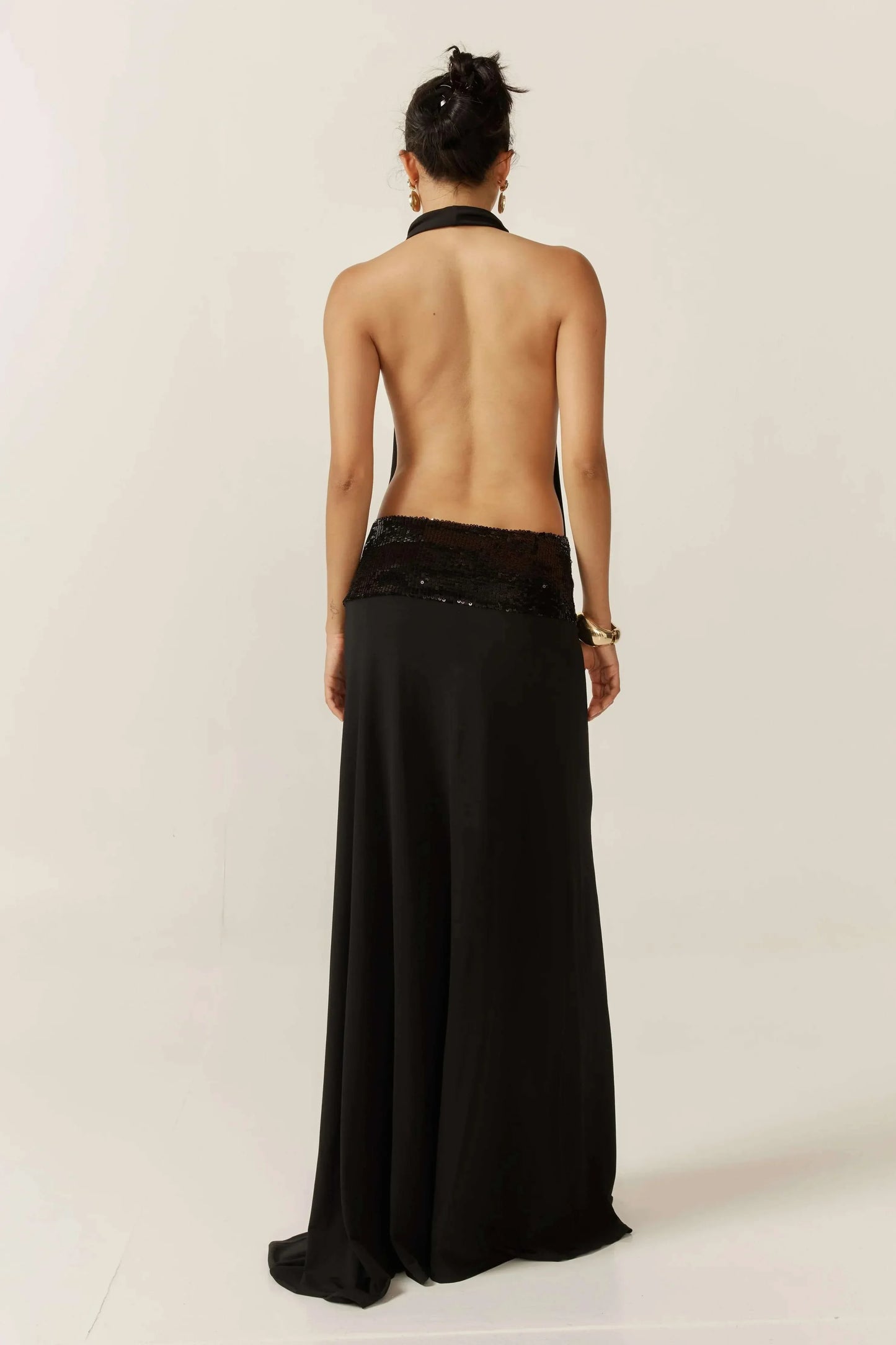 Robe longue noire pour femme avec dos nu et sequins, en tissu fluide, parfaite pour les soirées ou occasions spéciales.