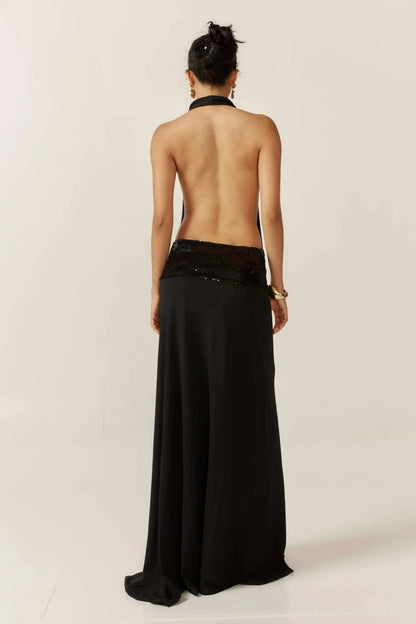 Robe longue noire pour femme avec dos nu et sequins, en tissu fluide, parfaite pour les soirées ou occasions spéciales.