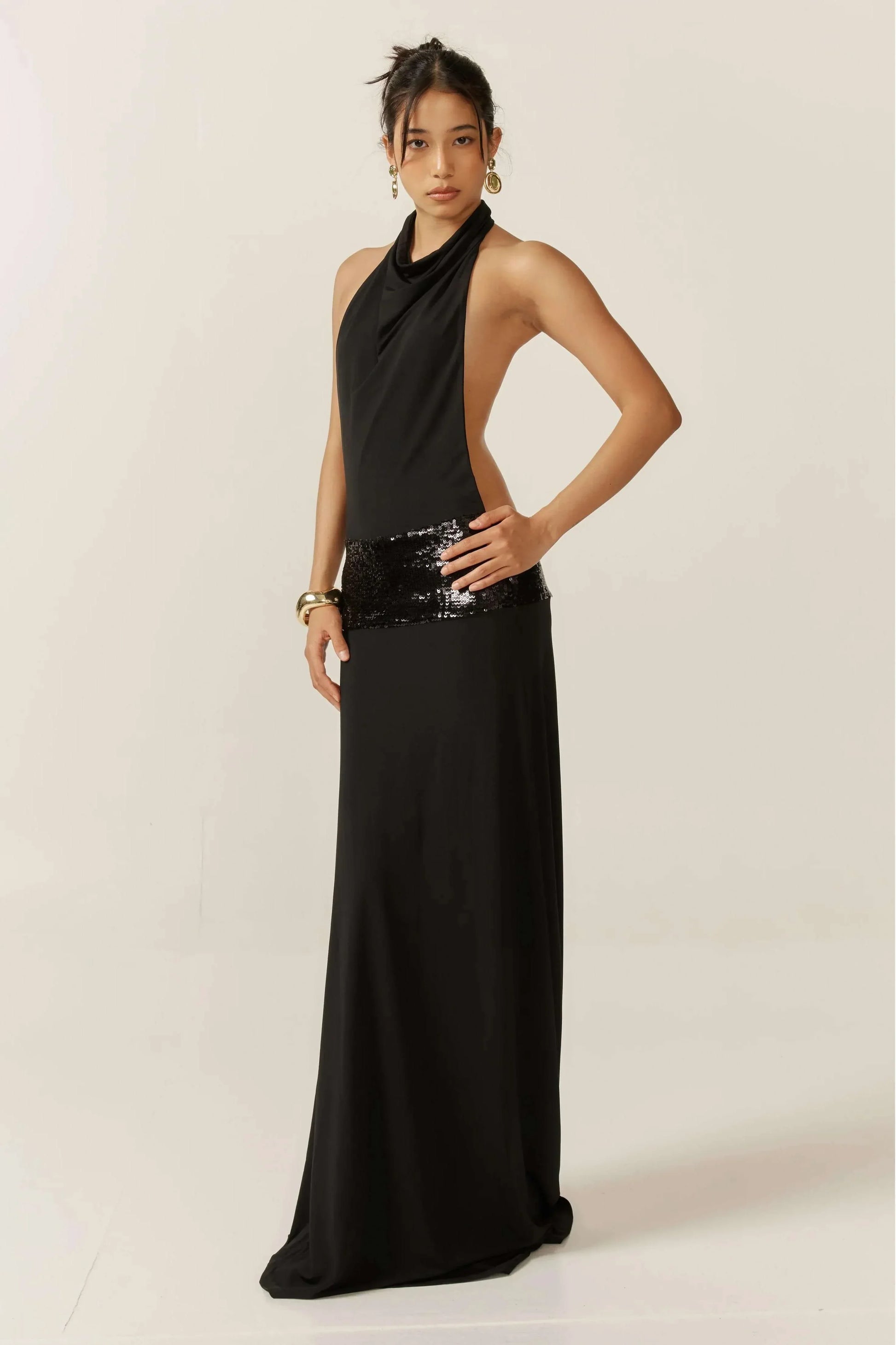 Robe longue noire femme en satin avec dos nu et sequins, idéale pour des soirées élégantes ou des occasions spéciales.