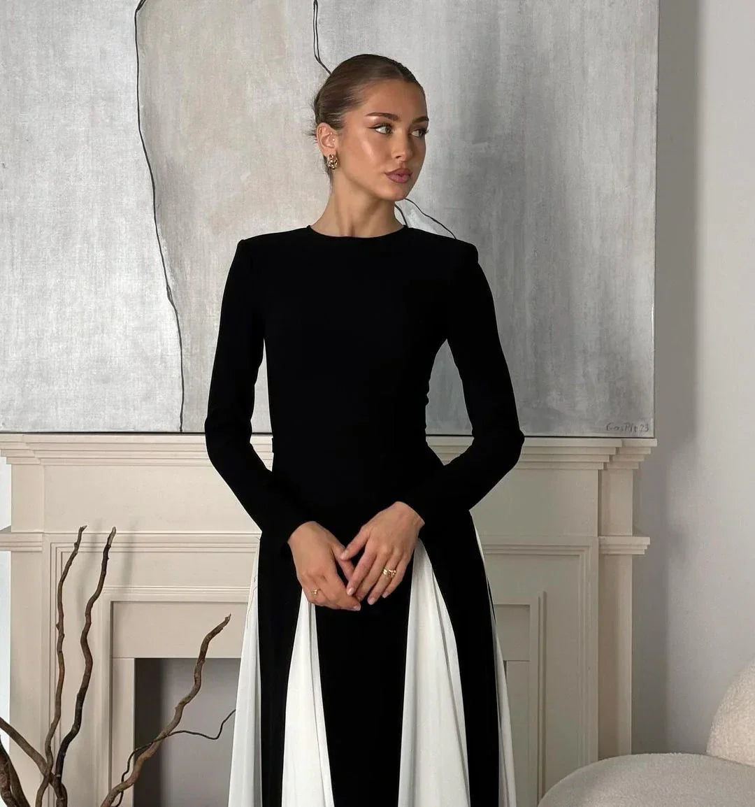 Robe longue femme noire plissée en polyester léger, avec manches courtes et taille cintrée pour un style élégant et aéré.